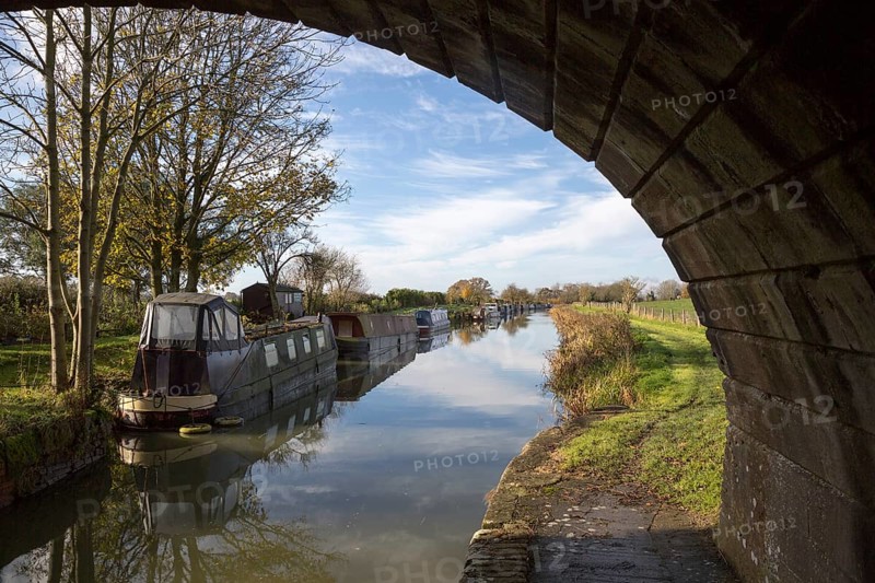 Narrowboats at Ladies bridge, Kennet and Avon canal, Wilcot, near Woodborough, Wiltshire, England, UK