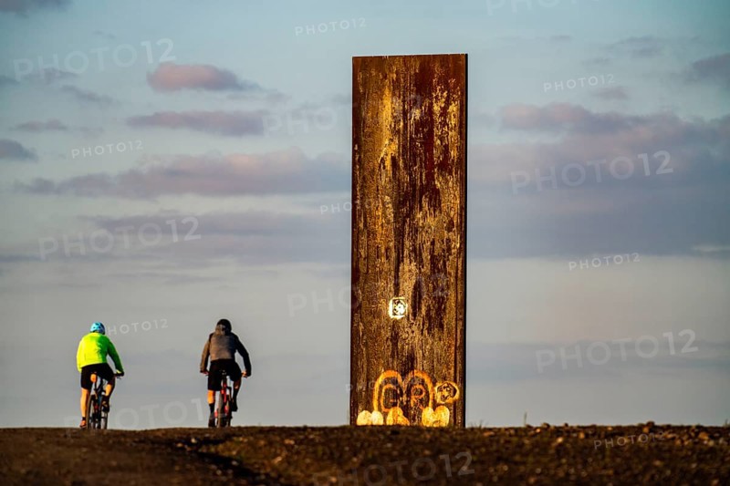 Mountain biker on the Schurenbach spoil tip, with the slab for the Ruhr area, Essen, North Rhine-Westphalia, Germany, Europe