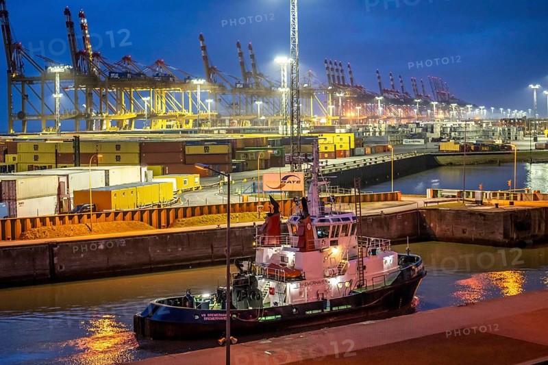 Container terminal in the seaport of Bremerhaven, Eurogate Container Terminal, Nordschleuse, harbour tug VB Bremerhaven, Bremen, Germany, Europe