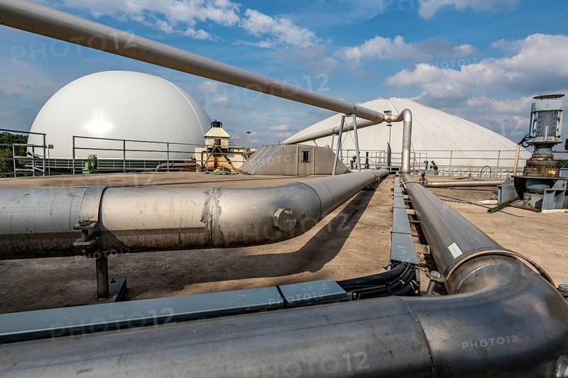 Biogas plant, gas storage, with dome, use of solid manure as energy source, gas pipelines, on a farm near Lippling, close to Delbrück in East Westphalia, in the district of Paderborn, 1.5 megawatts of electrical power, production of district heating for homes in the region, North Rhine-Westphalia, Germany, Europe