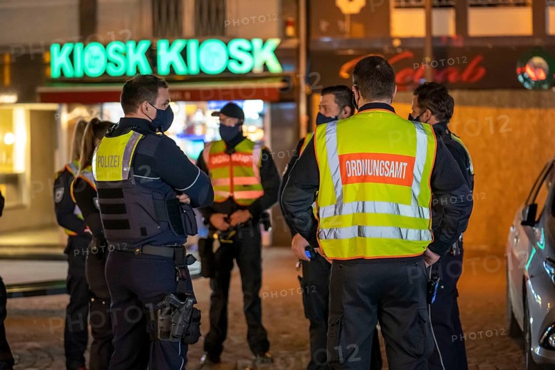 Cooperation with the public order office and the police, checking whether the Corona rules are being observed, briefing, compulsory masks, group meeting, Südstadt, Chlodwig Platz in Cologne, North Rhine-Westphalia, Germany, Europe