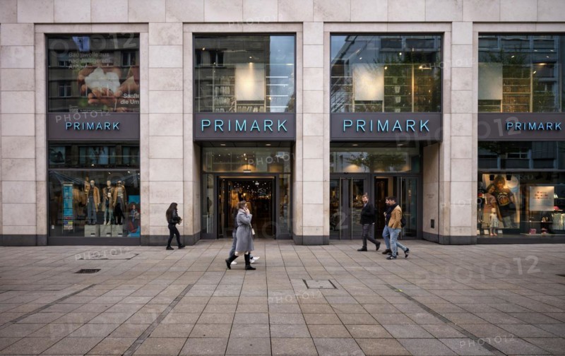 Department stores' chain Primark, pedestrian zone, passers-by, KönigsstraÃŸe, Stuttgart, Baden-Württemberg, Germany, Europe