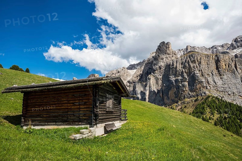 Huts on the Gardena Pass, Passo Gardena, Puez-Geisler nature park Park, Dolomites, Selva di Val Gardena, South Tyrol, Trentino-Alto Adige, Italy, Europe