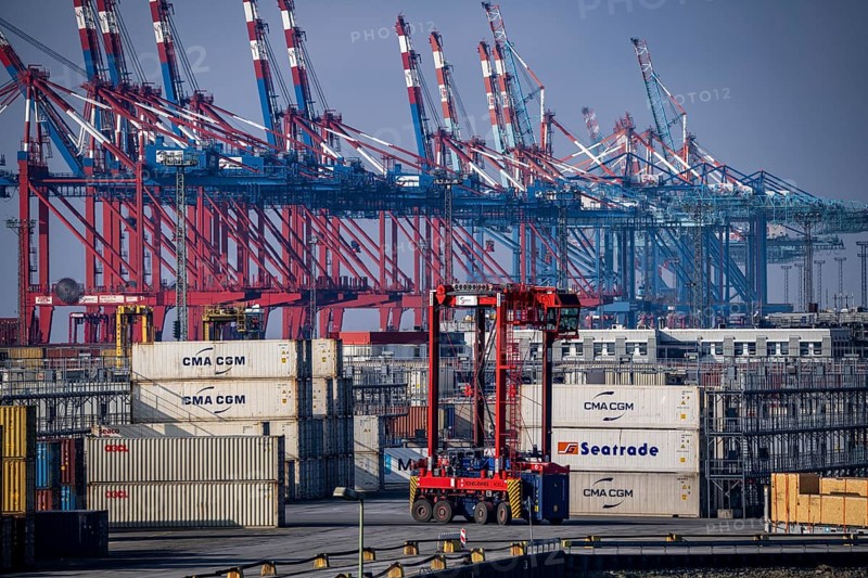 Container terminal in the seaport of Bremerhaven, Eurogate Container Terminal with almost 50 container gantry cranes, cranes, on a length of over 4 KM at the mouth of the Weser, straddle carriers bring the containers to and from the container ships, or store them between, Bremerhaven, Bremen, Germany, Europe