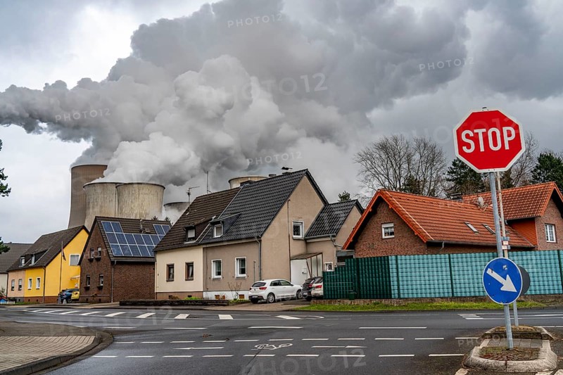 Lignite-fired power station, RWE Power AG NiederauÃŸem power station, Auenheim district, residential buildings directly adjacent to the power station, belongs to Bergheim, North Rhine-Westphalia, Germany, Europe