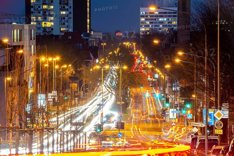 Evening city centre traffic, rush hour, AlfredstraÃŸe, B224, in Essen, Germany, Europe