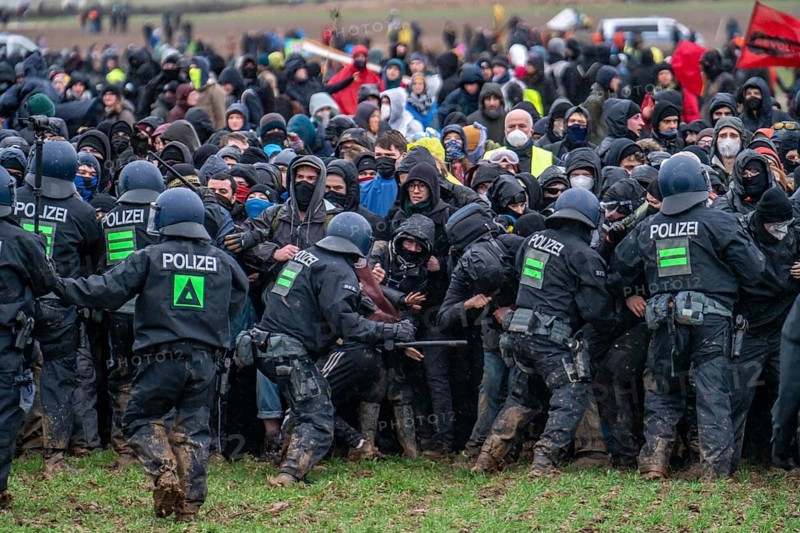Violent clashes between thousands of demonstrators and the police, after a demonstration against the demolition of the brown coal village of Lützerath, the demonstration participants try to get to the rest of the village, Lützerah, and storm it, the police prevent this with a large contingent of forces, Erkelenz, North Rhine-Westphalia, Germany, Europe