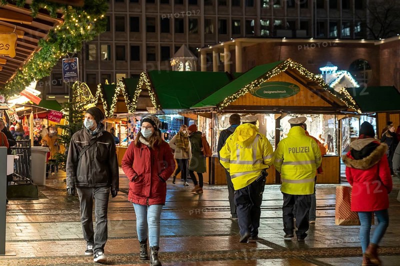 Police patrol at the Christmas market on Kennedyplatz in Essen, during the Corona crisis, in December 2021, few visitors, 2G regulation, North Rhine-Westphalia, Germany, Europe