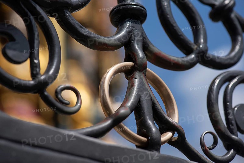 Brass ring on the Beautiful Fountain is considered a lucky charm, Hauptmarkt, Nuremberg, Middle Franconia, Bavaria, Germany, Europe