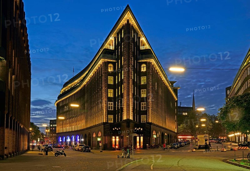 Europe, Germany, Hamburg, City, Kontorhausviertel, Chilehaus, clinker brick facade, built 1922 to 1924 by Fritz Höger, World Heritage Site, night, gable end, Europe