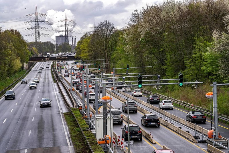 Weighing and barrier system on the A42 motorway, in front of the dilapidated motorway bridge over the Rhine-Herne Canal, between Bottrop and Essen, only vehicles up to 3.5 tonnes are allowed to drive over the bridge, heavy vehicles have to take detours, the motorway was completely closed there for over 3 months due to the damage, vehicle scales, traffic lights, here at the Bottrop-Süd exit in an easterly direction, North Rhine-Westphalia, Germany, Europe