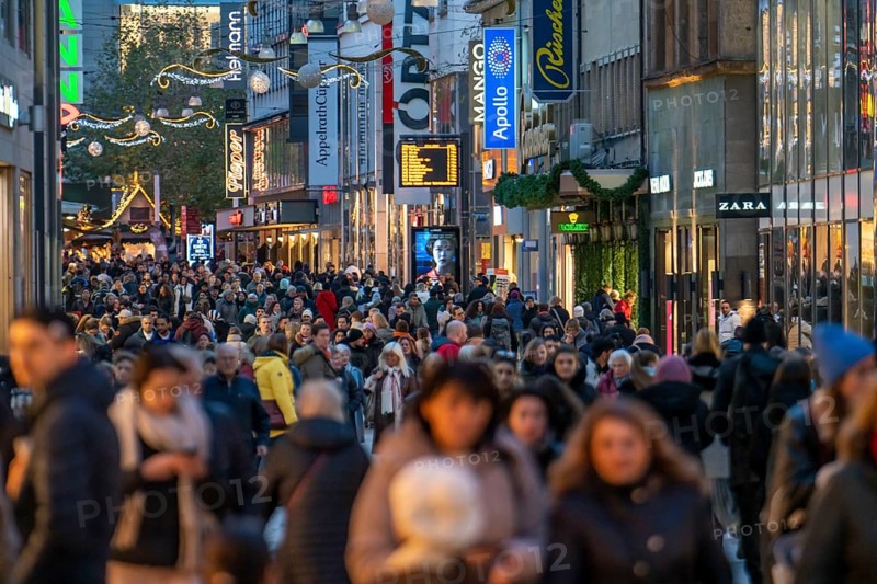 Pre-Christmas time in Dortmund, pedestrian zone, shopping street Westenhellweg, many people go shopping, North Rhine-Westphalia, Germany, Europe