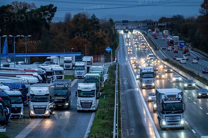 Rest area Ohligser Heide West, on the A3 motorway, direction Cologne, near Solingen, full truck parking spaces, North Rhine-Westphalia, Germany, Europe