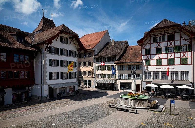 Upper fountain, church patron saint St Peter, Gasthaus zum Schlüssel, church square near Obertor, Willisau, Canton Lucerne, Switzerland, Europe