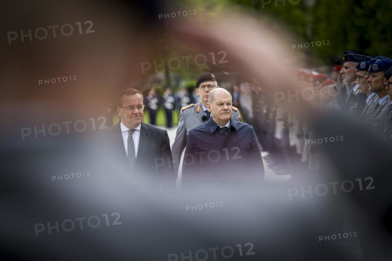 Olaf Scholz (R, SPD), Federal Chancellor, and Boris Pistorius, Federal Minister of Defence, during the acknowledgement of the Mali missions, closing address at the Federal Ministry of Defence