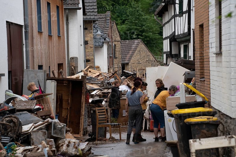 Flood in North Rhine-Westphalia, the village of Iversheim on the Erft was almost completely flooded Damage to almost all buildings and the road, clean-up work, Iversheim, district of Bad Münstereifel, North Rhine-Westphalia, Germany, Europe