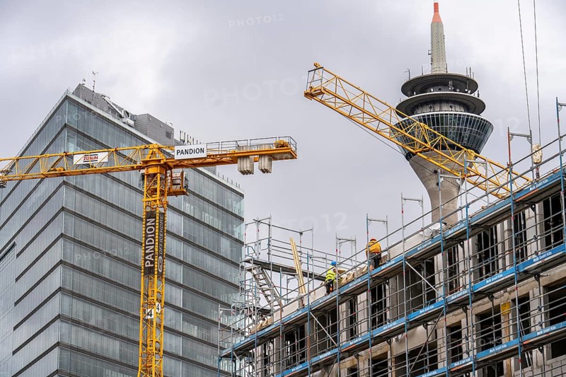 Large construction site, in Düsseldorf, Lorettoviertel, construction of condominiums, shell construction, North Rhine-Westphalia, Germany, Europe