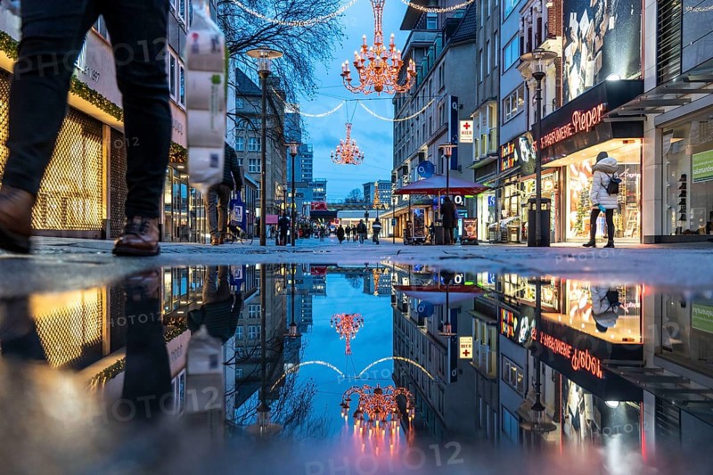 Christmas lockdown in the Corona crisis, empty shopping street, closed shops, hardly any passers-by, pedestrian zone Kettwiger StraÃŸe, Essen, North Rhine-Westphalia, Germany, Europe