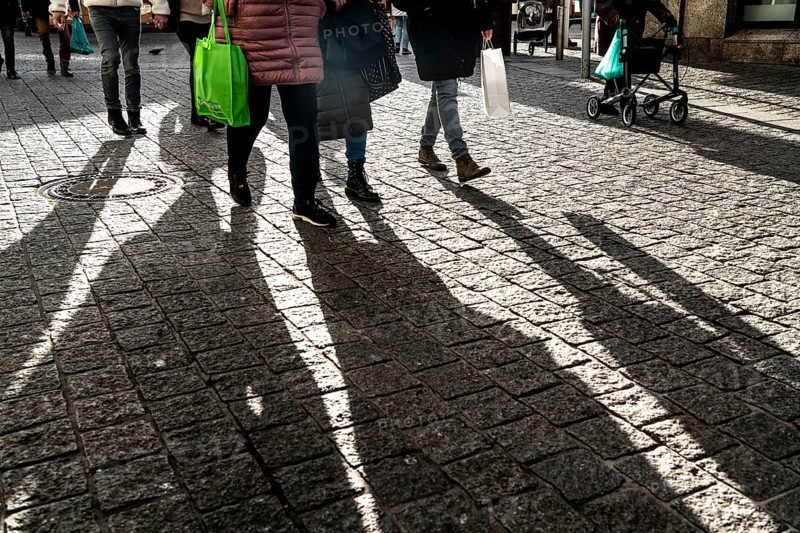 Pedestrians in a pedestrian zone, winter, long shadows, Dortmund, North Rhine-Westphalia, Germany, Pedestrians in a pedestrian zone, winter, long shadows, Dortmund, North Rhine-Westphalia, Germany, Europe