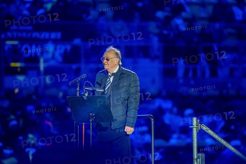 When over 25, 000 visitors flock to the Rudolf Harbig Stadium for the big Advent concert just in front of Christmas, the Christmas festivities begin for many Dresdeners. What began in 2015 as part of the celebrations to mark the anniversary of the world-famous Dresdner Kreuzchor has now established itself as one of the biggest and most beautiful Christmas events in Germany. Singer Rene Kollo, Dresden, Saxony, Germany, Europe