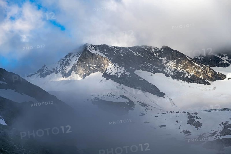 Cloudy glaciated summit Dosso Largo with glacier Schlegeiskees, Berliner Höhenweg, Zillertal Alps, Tyrol, Austria, Europe