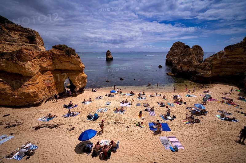 Bathers, holidaymakers, bathers on the beach, Praia do Camilo, Lagos, cliffs, Atlantic Ocean, Algarve, Portugal, Europe
