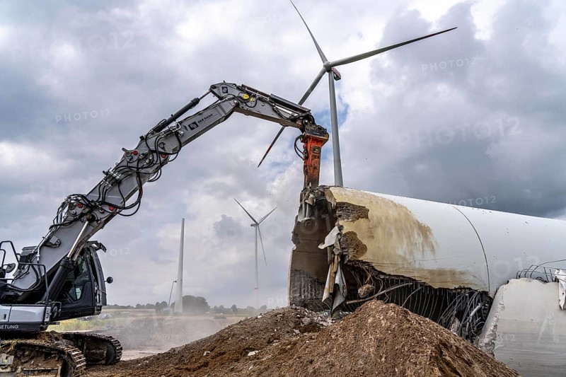 Demolished tower of a 20 year old wind turbine, in the Werl wind farm, 5 old Enercon E-66 turbines are demolished, 2 new Siemens SG6.6-170 wind turbines replace them, the 2 new wind turbines produce twice as much energy, 12 MW power, as the 5 old wind turbines, called repowering, demolition work, Werl, North Rhine-Westphalia, Germany, Europe