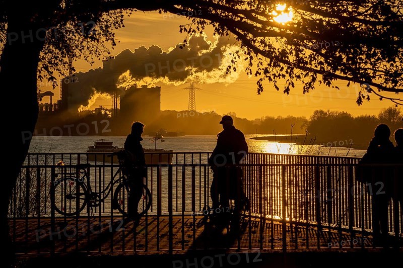 Rhine promenade in Duisburg-Wanheim, sunset, view of the Rhine and Hüttenwerke Krupp Mannesmann, coking plant, Duisburg, North Rhine-Westphalia, Germany, Europe