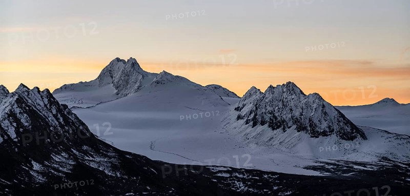 Mountain panorama and glacier at sunrise, Gurgler Ferner with Hochwilde peak, Ötztal nature park Park, Ötztal Alps, Tyrol, Austria, Europe