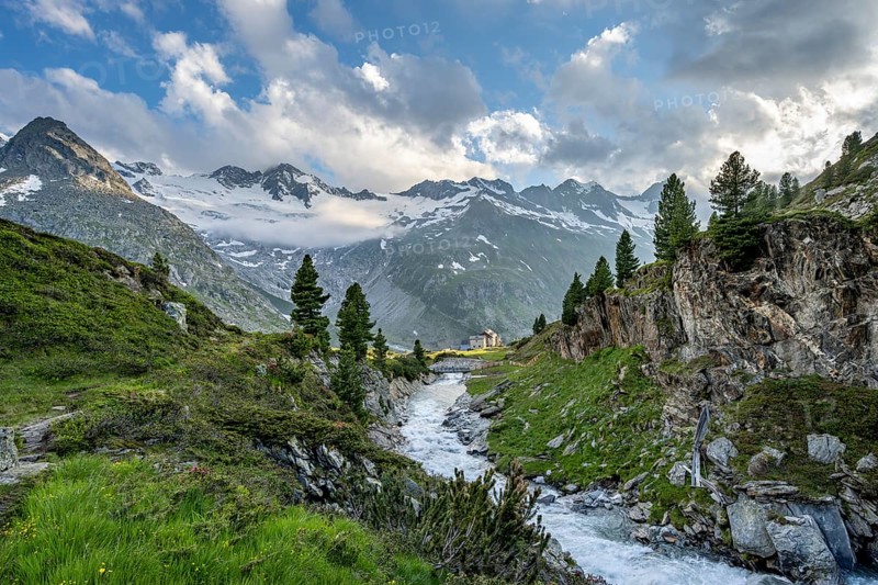 Mountain landscape with mountain stream Zemmbach and mountain hut Berliner Hütte, behind mountain peak Steinmandl and GroÃŸer Möseler with glacier Waxeggkees, Berliner Höhenweg, Zillertal Alps, Tyrol, Austria, Europe