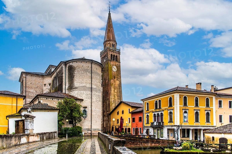 Leaning Campanile of the Cathedral of St Andrea Apostolo, medieval old town, Portogruaro, Veneto, Friuli, Italy, Portogruaro, Veneto, Italy, Europe