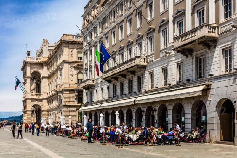 Casa Stratti with the renowned coffee house Caffe degli Specchi, classicism, Piazza Unita d'Italia in the heart of the city, is surrounded on three sides by magnificent neoclassical buildings, Trieste, harbour city on the Adriatic, Friuli, Italy, Trieste, Friuli, Italy, Europe
