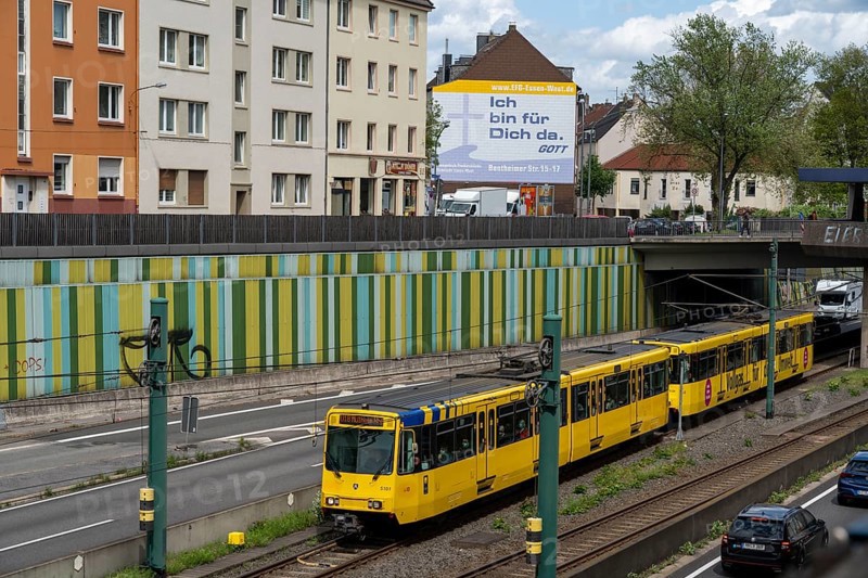 Motorway A40, Ruhrschnellweg, in the through road in Essen, noise barrier, religious advertising of the Evangelisch Freikirchliche Gemeinde Essen-West, North Rhine-Westphalia, Germany, Europe