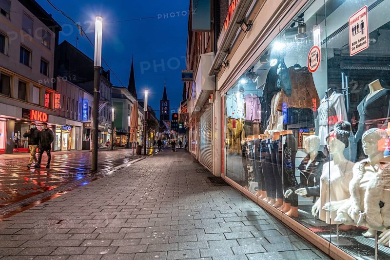 Gelsenkirchen city centre, pedestrian zone, BahnhofstraÃŸe, during the Corona crisis, lockdown in January 2021, closed shops and restaurants, few passers-by, Gelsenkirchen, North Rhine-Westphalia, Germany, Europe