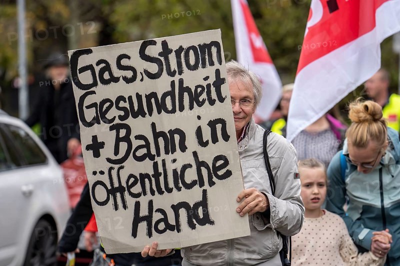 Demonstration by the Solidarity Autumn Alliance against the consequences of inflation and high energy prices for citizens, organised by an alliance of trade unions and organisations, Düsseldorf, North Rhine-Westphalia, Germany, Europe