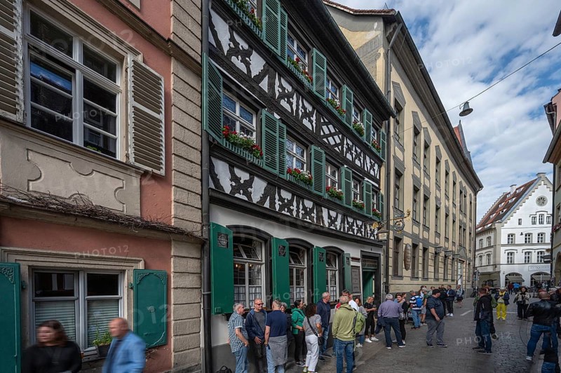 Visitors and guests in front of the Gasthaus Schlenkerle, famous smoked beer brewery, DominikanerstraÃŸe 6, Bamberg, Upper Franconia, Bavaria, Germany, Europe