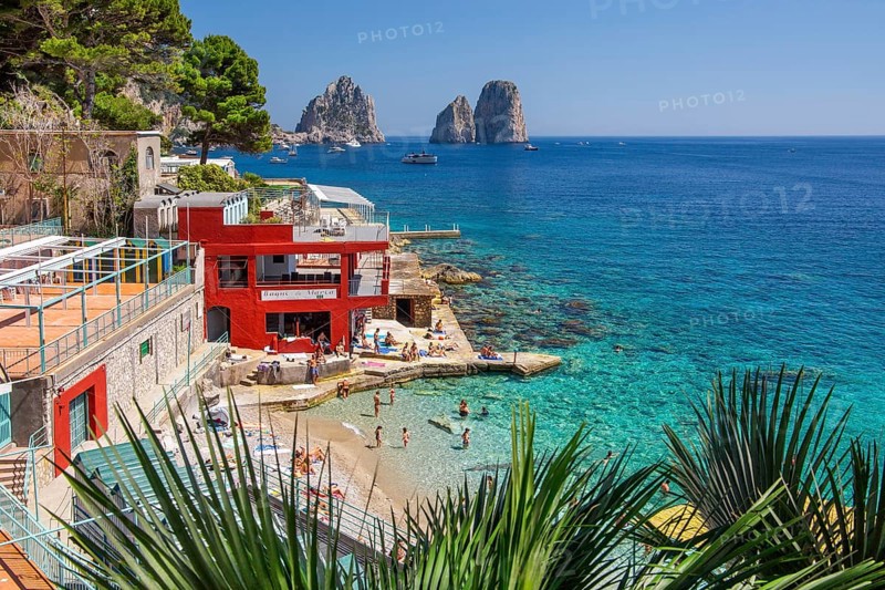 Marina Piccola bay on the south coast with the Faraglioni rocks, the island's landmarks, Capri, Campanian Archipelago, Gulf of Naples, Tyrrhenian Sea, Campania, Italy, Europe