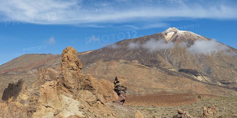 Pico del Teide, 3715m and Roques de Garcia, Teide National Park, Tenerife, Canary Islands, Spain, Europe