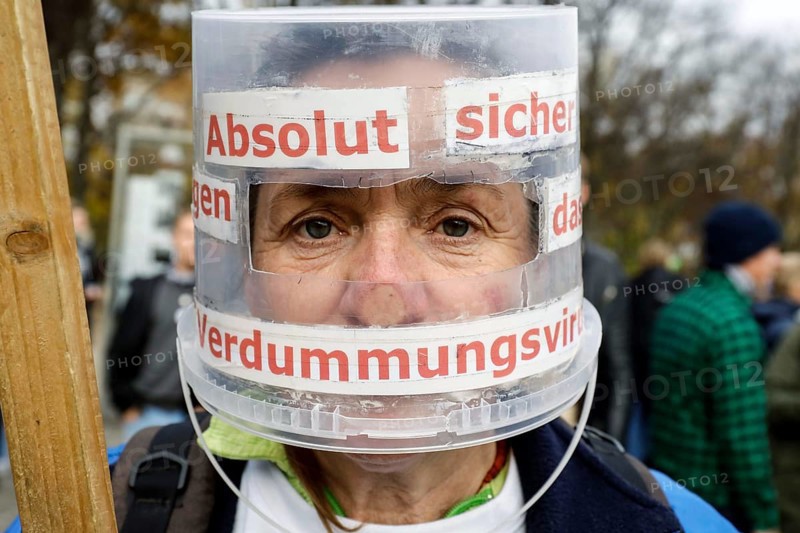 Once again, thousands of corona deniers are demonstrating against the restrictions in the pandemic. The police broke up the demonstration for not observing the distance rule and not wearing mouth and nose protection. The police used water cannons, Berlin, 18.04.2020