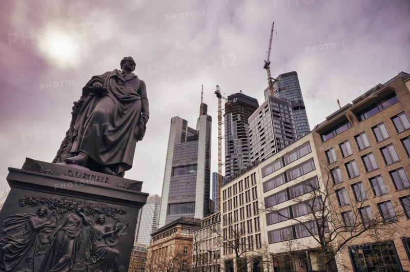 Statue of Johann Wolfgang von Goethe, Goethe monument, Goetheplatz, behind it financial district with Commerzbank, construction site, construction project Frankfurt FOUR, Frankfurt am Main, Hesse, Germany, Europe