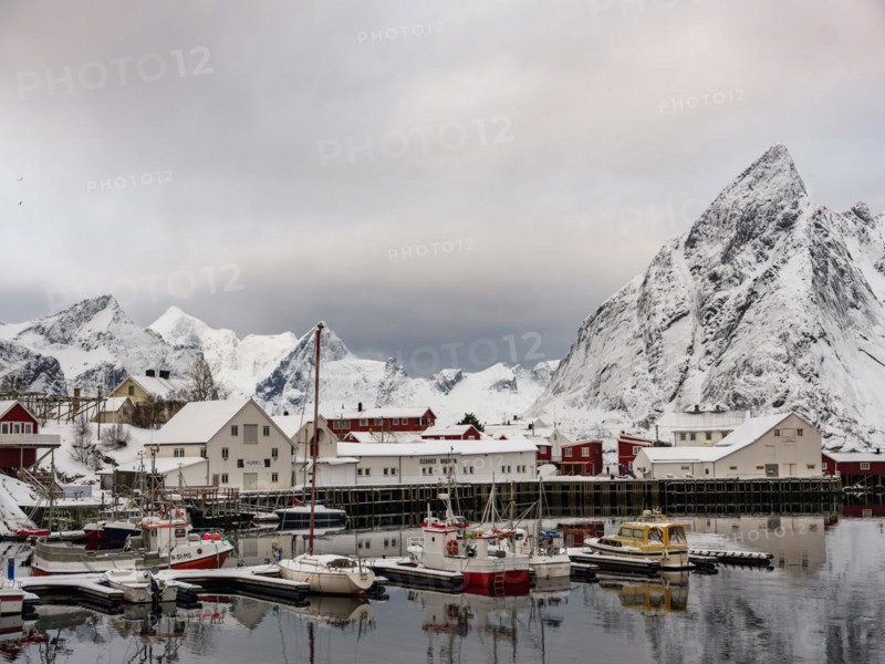 Hamnoy harbour, snowy mountains in the background, Hamnoy, Reine, Moskenesoya, Lofoten, Norway, Europe