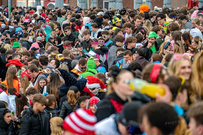 Rose Monday parade in Düsseldorf, after the parade thousands of mostly young people in the old town, on the banks of the Rhine, on the Rhine steps at Burgplatz, North Rhine-Westphalia, Germany, Europe