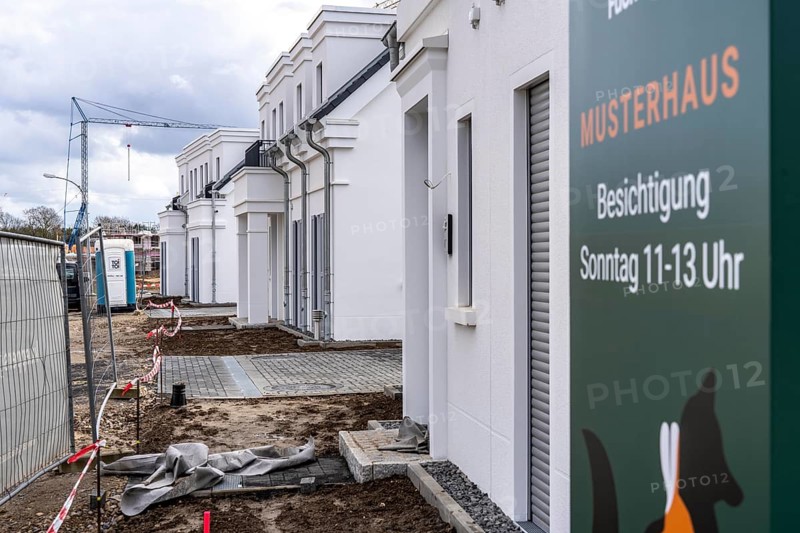 New development district, around 140 detached and semi-detached villas being built in the south of Duisburg, various property developers, show home, North Rhine-Westphalia, Germany, Europe