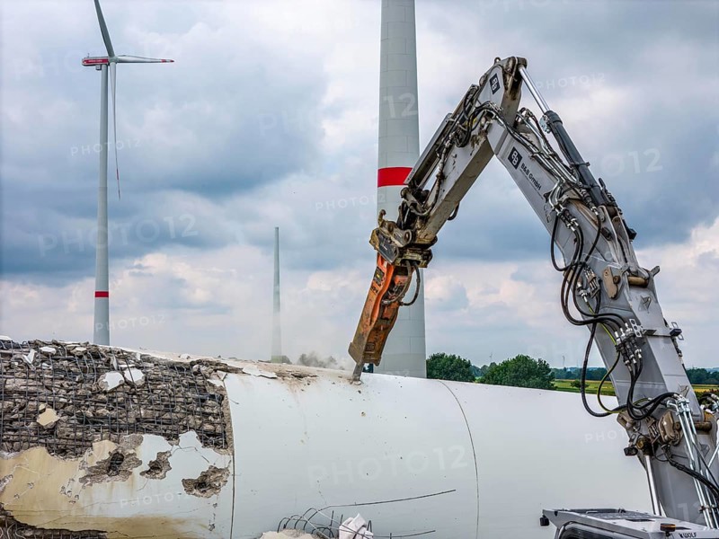 Demolished tower of a 20 year old wind turbine, in the Werl wind farm, 5 old Enercon E-66 turbines are demolished, 2 new Siemens SG6.6-170 wind turbines replace them, the 2 new wind turbines produce twice as much energy, 12 MW power, as the 5 old wind turbines, called repowering, demolition work, Werl, North Rhine-Westphalia, Germany, Europe