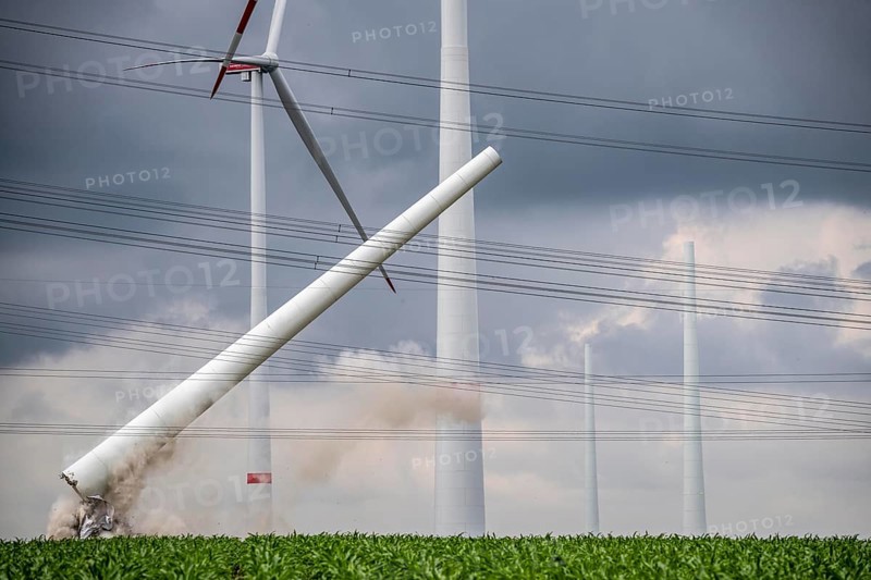Demolition of the tower of a 20 year old wind turbine, in the Werl wind farm, 5 old Enercon E-66 turbines are demolished, 2 new Siemens SG6.6-170 wind turbines replace them, the 2 new wind turbines produce twice as much energy, 12 MW power, as the 5 old wind turbines, called repowering, Werl, North Rhine-Westphalia, Germany, Europe