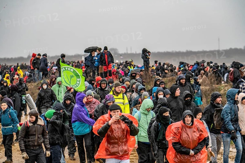 Many thousands of demonstrators march after a demonstration against the demolition of the lignite village of Lützerath, to the edge of the Garzweiler open-cast mine and on to the rest of the village, Lützerah, Erkelenz, North Rhine-Westphalia, Germany, Europe