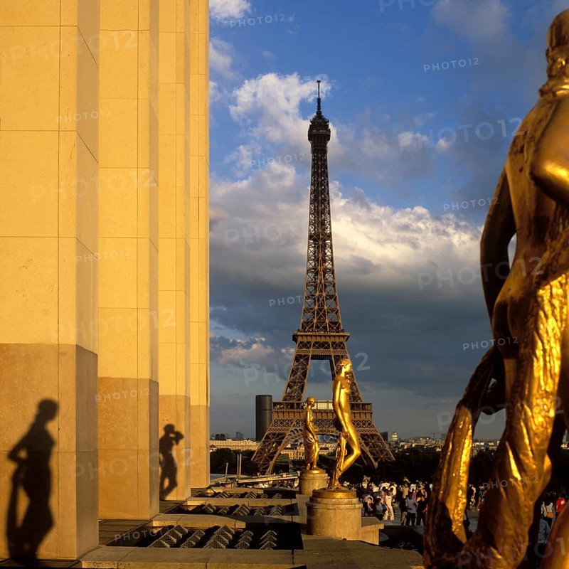 Die vergoldeten Statuen vom Trocadéro, hinten der 330m hohe Eifflturm, gebaut zum 100. Jahrestag der Französischen Revolution, Paris, Frankreich