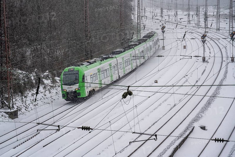 Onset of winter with lots of fresh snow and temperatures below -5 degrees during the day, railway line between Essen and Bochum, except for a few regional connections, all trains are temporarily cancelled, RRX regional express, Abellio, runs again, Essen, North Rhine-Westphalia, Germany, Europe