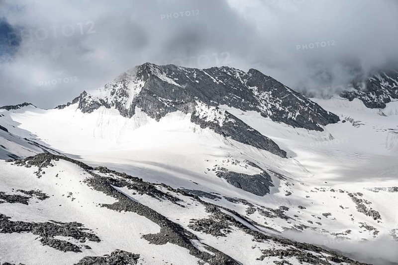 Mountain peak Dosso Largo with GLetscher Schlegeiskees, Berliner Höhenweg, Zillertal Alps, Tyrol, Austria, Europe