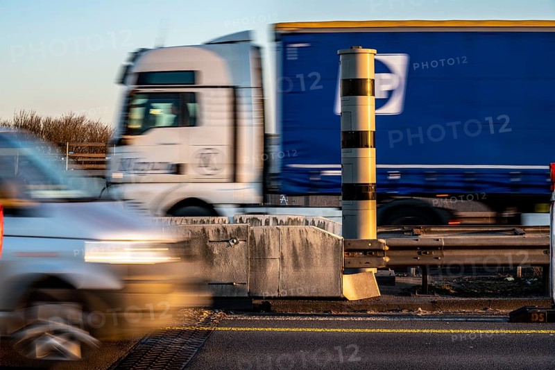 Speed cameras, radar speed monitoring, POLISCAN measuring system, on the A40 motorway, on the Neuenkamp Rhine bridge, Duisburg, North Rhine-Westphalia, Germany, Europe